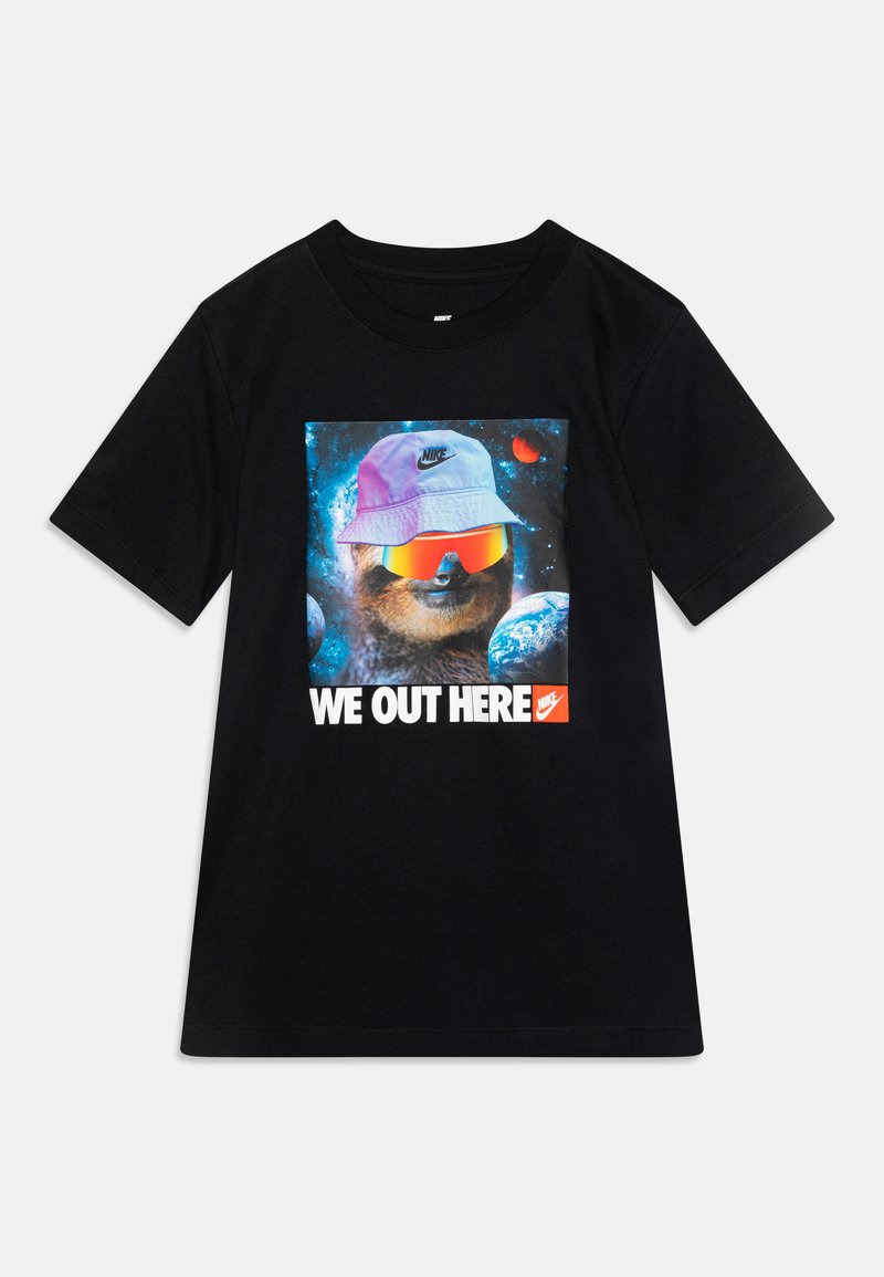 T-shirt nera con una grafica di un bradipo che indossa un cappello bucket blu chiaro e occhiali da sole specchiati, con il testo "WE OUT HERE" in bianco.