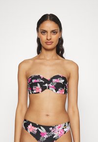 Juodas bikinis su gėlių raštu rožinės ir žalios spalvos. Bandeau tipo viršus su sukta dizainu; apačioje yra atitinkamas gėlių raštas. Sklandus audinio paviršius.