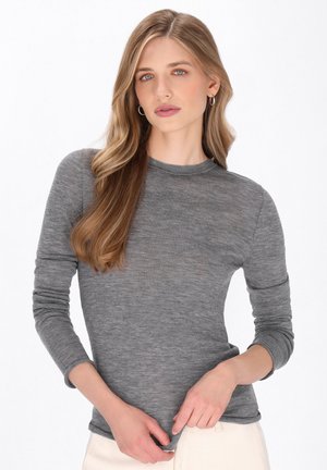 Grijs T-shirt met lange mouwen en ronde hals, gemaakt van zachte, gestructureerde stof; getailleerd ontwerp met omgerolde manchetten en subtiele zoomdetails.