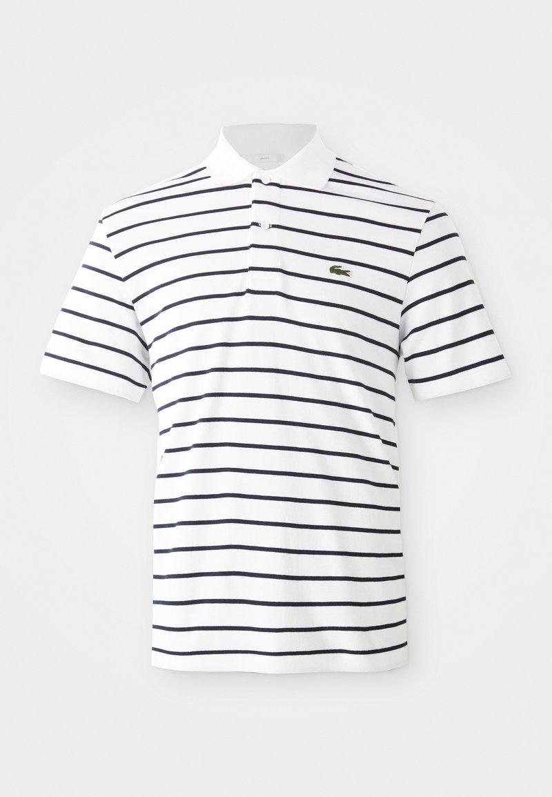 Polo blanc avec des rayures horizontales bleu marine et un petit logo crocodile vert sur la poitrine gauche, manches courtes et col à deux boutons.
