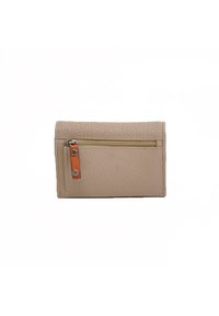 Beige textuur portemonnee met een ritssluiting, gouden ritshardware en een decoratieve oranje accentriem. Compacte rechthoekige vorm.