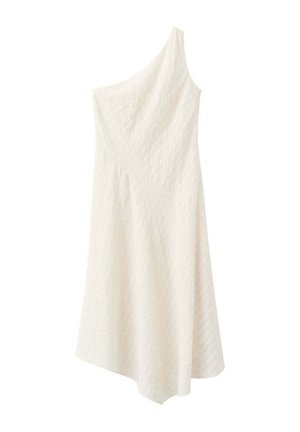 Robe crème à une épaule avec tissu texturé et ourlet asymétrique, tombant sous le genou.