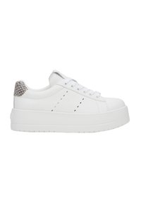 Witte sneakers met een soepel leren bovenwerk, een laag profiel ontwerp, geperforeerde details en een gemêleerde lichtgrijze hielaccent. Dikke witte zool.