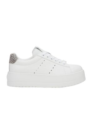 Trainers - white