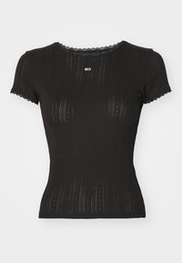 Svart ribbet topp med korte ermer og blondedetaljer ved halsen og ermene, med vertikale stripe mønstre og en liten logo.