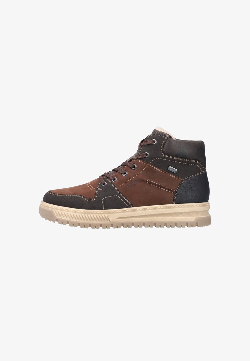 Scarpe alte marroni e nere con una combinazione di pelle liscia e texture, cuciture a contrasto e una leggera suola in gomma.