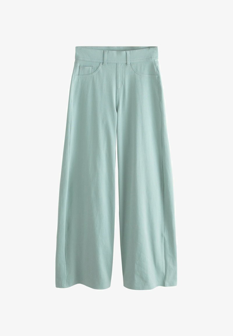 Pantalon large bleu clair avec poches avant, passants de ceinture et taille mi-haute, présenté sur un fond blanc.