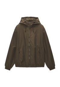 Chaqueta con capucha de color verde oliva, confeccionada con tela ligera. Cuenta con cierre completo de cremallera, puños elásticos y dos bolsillos laterales con cremallera.