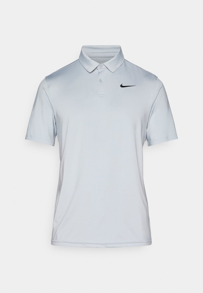 Hellgraues Nike-Polohemd mit Kragen, kurzen Ärmeln und einem schwarzen Swoosh-Logo auf der oberen linken Brust. Glatter, atmungsaktiver Stoff.