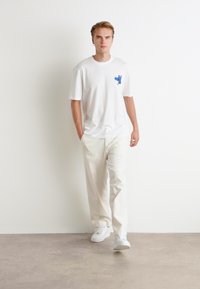 HUGO NOLLICO - Μπλουζάκι με στάμπα - white