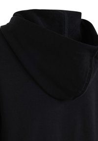 Sudadera negra con un forro interno suave y texturizado, que presenta una capucha redondeada y una tela lisa. Detalles de costura a lo largo de la parte posterior.