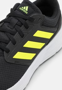 adidas Performance GALAXY 6 M - Chaussures de running sur route - core black/solar yellow/carbon