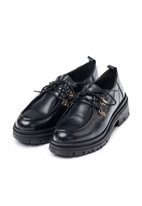 Zapatos de cuero negro con punta redonda, diseño de cordones, acentos de hardware dorado y suela de goma negra gruesa. Textura suave.