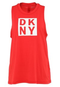 Czerwona bezrękawnikowa koszulka wykonana z miękkiego materiału, z dużym białym prostokątem na którym widnieją litery "DKNY" w pogrubionej czarnej czcionce.