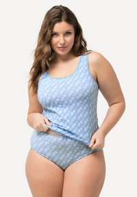 Top senza maniche azzurro chiaro con motivi geometrici bianchi, abbinato a slip coordinati. Tessuto morbido e design casual, con spalline larghe e una vestibilità comoda.