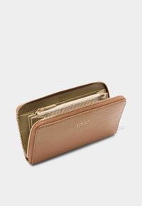 Portafoglio in pelle marrone con chiusura a zip, caratterizzato da un interno beige e diversi scomparti per carte. Logo dorato visibile sulla parte anteriore.