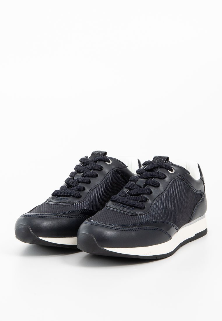 Marineblaues Sneakers mit einem strukturierten Stoff-Obermaterial, glatten synthetischen Überzügen, sechs Ösen und einer weißen Gummisohle. Schnürdesign.
