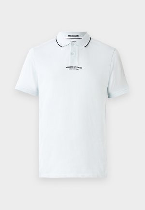 Svijetloplava polo majica od pamuka, sa dvostrukim dugmetom, crnim obrubom ovratnika i otisnutim logotipom na prsima.