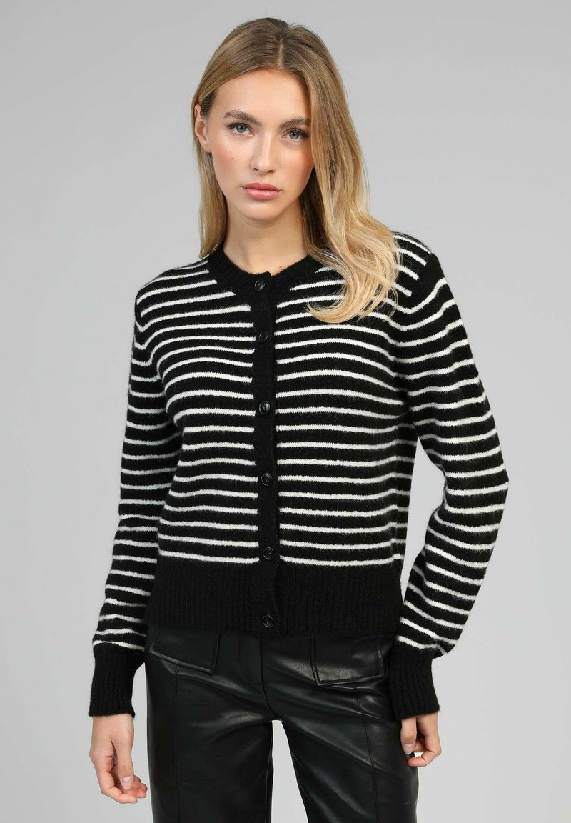 Cardigan rayé noir et blanc avec un col rond, des boutons à l'avant et des poignets et un ourlet côtelés. Fabriqué en matériau tricoté doux.