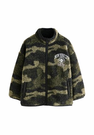 Veste en polaire avec un motif camouflage en vert et noir, dotée d'un col haut, d'une fermeture éclair et d'un patch sur la poitrine gauche.