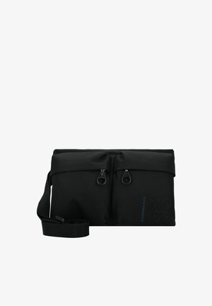 Bolsa mensajera de tela negra con dos bolsillos con cremallera, correa ajustable, logo en relieve y un acabado texturizado. Diseño duradero y minimalista.