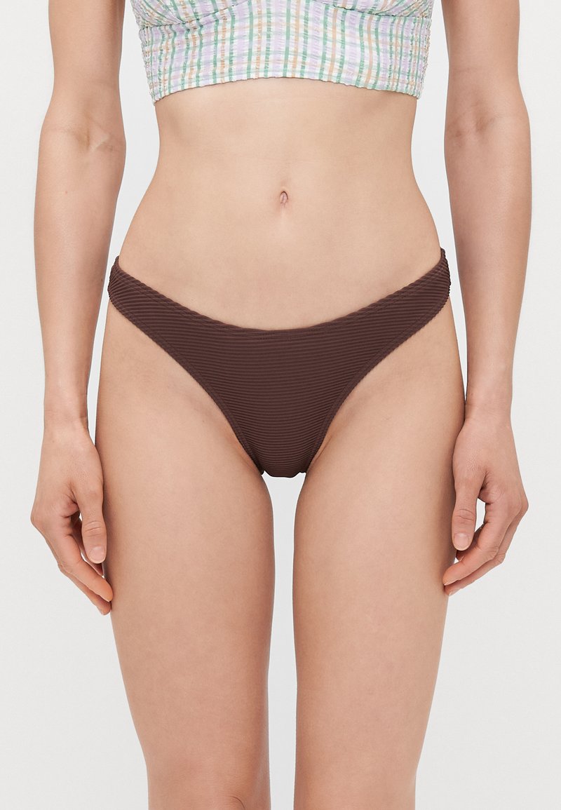 Rjavi bikini spodnji del z nizkim pasom. Gladka tekstura in ukrivljen pas. Minimalističen dizajn brez vzorcev ali dodatnih detajlov.