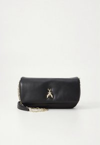 Pochette in pelle nera con design a pieghe, dettaglio metallico a forma di insetto e tracolla a catena rimovibile. Texture liscia, forma elegante.