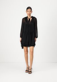 Μαύρο, Tiered φόρεμα με μακριά μανίκια, που διαθέτει πλισέ κορσέ και δέσιμο στον λαιμό. Διαφανές ύφασμα με στρωτό τελείωμα.