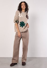 Apricot EMBROIDERED FLOWER  - Strickpullover - stone