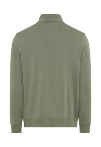 Olivgrüner Langarm-Pullover mit hohem Kragen und gerippten Bündchen, Rückansicht mit dezentem Markenprägedruck am Kragen.