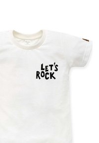 Valkoinen puuvillainen t-paita, jossa on lyhyet hihat ja pyöreä kaula-aukko. Koristeltu mustalla tekstillä "LET'S ROCK" edessä.