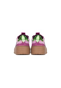 Des baskets multicolores avec une semelle brune épaisse, des accents roses et verts, et une tige texturée comprenant du daim et des détails brillants.