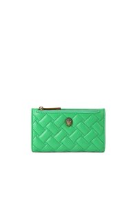 Groen gevlochten leren portemonnee met een quiltpatroon, voorzien van een gouden sluiting en rits. Compact rechthoekig van vorm, met een gladde textuur.