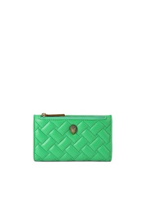 Billetera de cuero trenzado verde con diseño acolchado, que presenta un cierre y una cremallera en tono dorado. Forma rectangular compacta, textura suave.