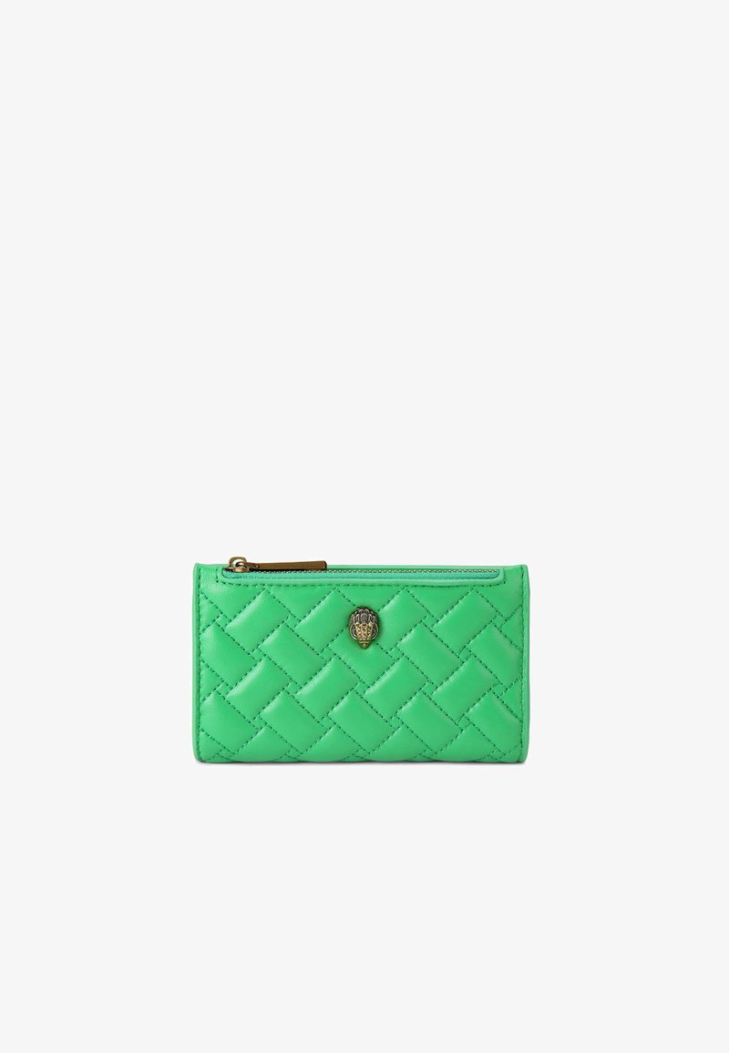 Groen gevlochten leren portemonnee met een quiltpatroon, voorzien van een gouden sluiting en rits. Compact rechthoekig van vorm, met een gladde textuur.