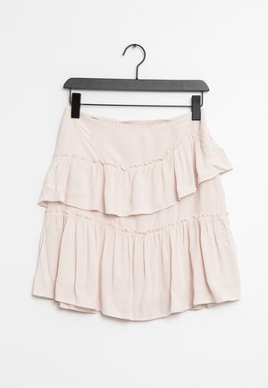 Světle růžová vícedílná sukně s řasenými vrstvami, vyrobená z měkké látky. Má elastický pas a visí na černém ramínku.