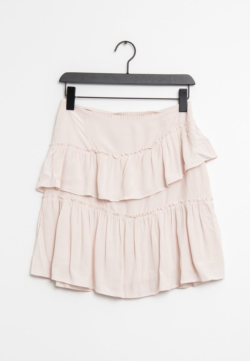 Světle růžová vícedílná sukně s řasenými vrstvami, vyrobená z měkké látky. Má elastický pas a visí na černém ramínku.