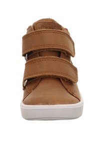Braune Leder-Sneaker mit doppelten Klettverschlüssen, ausgestattet mit einer strukturierten Oberseite und einer weißen Gummisohle. Abgerundete Zehenform und minimale Hardware-Details.