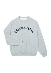 Šedá mikina s kulatým výstřihem, dlouhými rukávy a elasticitou na manžetách. Na přední straně je námořnickomodrý text "CHELSEA PEERS".