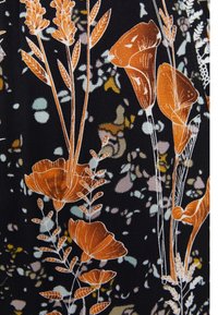 Tissu noir avec des motifs floraux orange et des motifs de plantes ressemblant à du blé, ainsi que de petites taches abstraites éparpillées en blanc, beige et jaune.