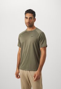 Nike Performance - READY - T-shirt till träning - medium olive/black Miniatyrbild 1