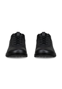 Musta nahkainen nauhallinen vapaa-ajan kenkä, jossa on kuvioitu kumipohja, esitetty edestä valkoista taustaa vasten.