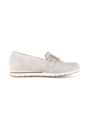 Lichtbeige suède loafer met lage wighak, decoratieve gespsluiting en witte en beige rubberen zool.