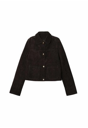 Chaqueta de ante marrón oscuro con cuello, cierre frontal de botones, dos bolsillos y mangas largas. Textura suave con un brillo sutil.