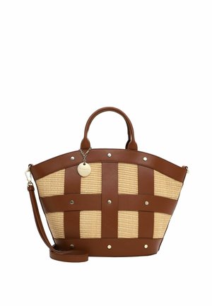 Borsa di medie dimensioni in stile cesta intrecciata color sabbia con manici e tracolle in pelle marrone scuro, borchie metalliche e un ciondolo rotondo in metallo attaccato.