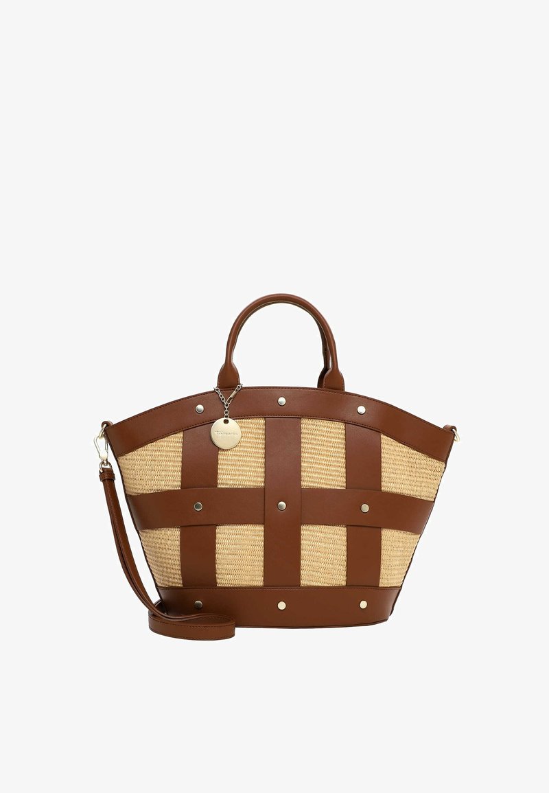 Sac à main de taille moyenne en osier beige avec des anses et des poignées en cuir marron foncé, des rivets métalliques et un pendentif métallique rond attaché.