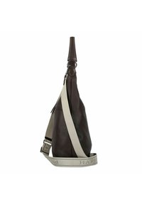 Bruine leren schoudertas met een brede crèmekleurige strap met tekst. Het ontwerp is hoekig met een afgeronde bodem en een gestructureerde afwerking.