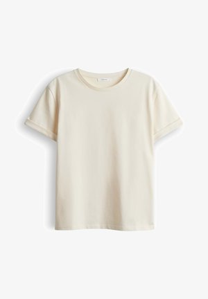 T-shirt a maniche corte in cotone color crema con polsini arrotolati e scollo rotondo su sfondo bianco.