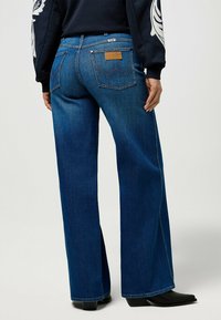 Wrangler WORLD WIDE - Wide Leg - mid_stone