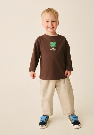 Next, REGULAR FIT - LONG SLEEVE SMALL GRAPHIC PRINTED T-SHIRT . - Long sleeved top - brown i'm so lucky four leaf clover